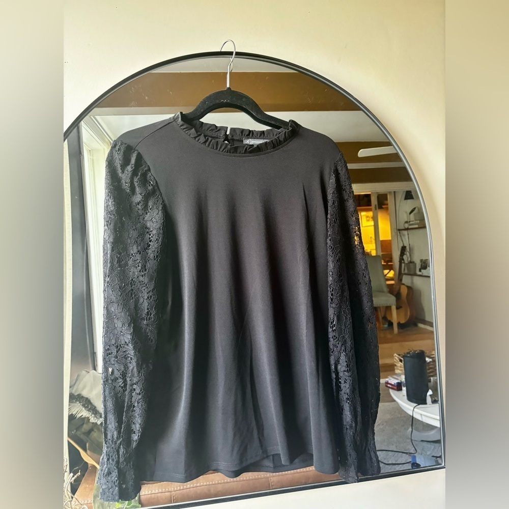 ADRIANNA PAPELL | Lace long sleeve with ruffle hem | size medium